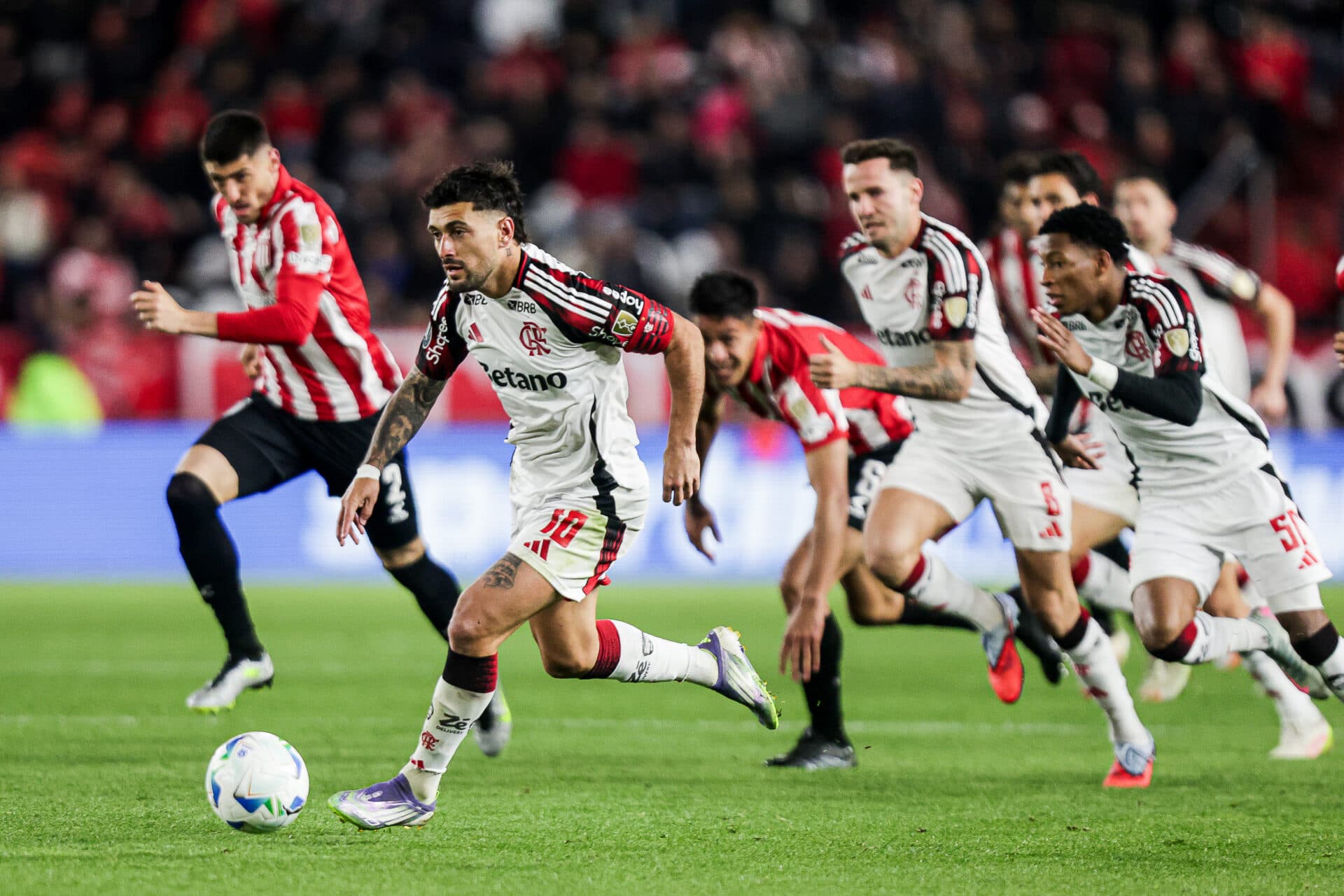 Brasil amplia vantagem sobre Argentina em mata-mata de Libertadores