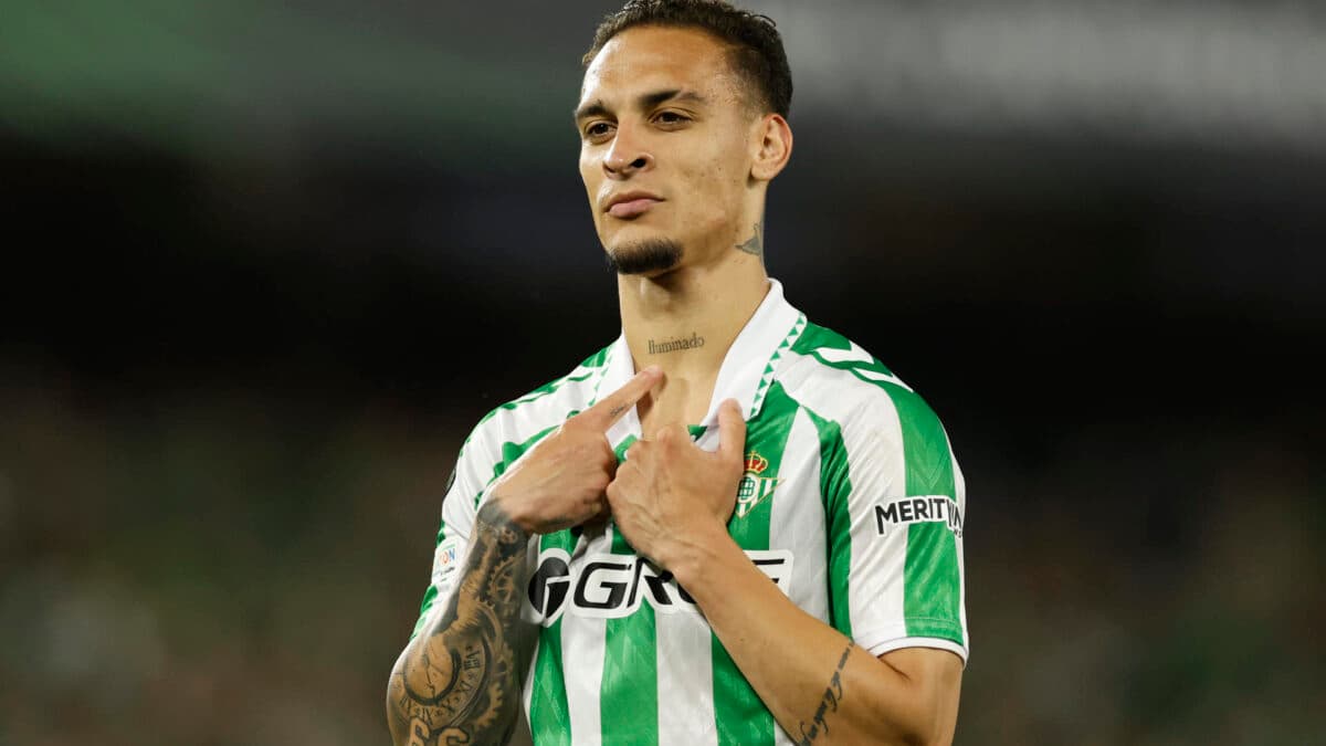 Antony vira dúvida no Betis para jogo da Champions League