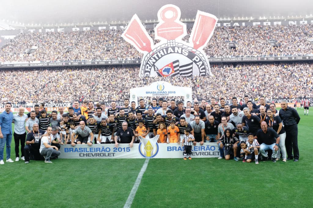 Time posado do Corinthians, campeão Brasileiro de 2015. Jogo contra o São Paulo, entrega da Taça de Campeão para o Corinthians. Em pé: Walter, Edu Dracena, Renato Augusto, Felipe, Ralf, Lincom, Cássio, Matheus Vidotto, Marciel, Caíque França, Yago, Luciano e Pedro Henrique. Agachados: Romero, Fágner, Lucca, Danilo, Guilherme Arana, Malcom, Rodriguinho, Bruno Henrique, Uendel, Gil, Elias, Edílson, Cristian, Jadson e Vágner Love.