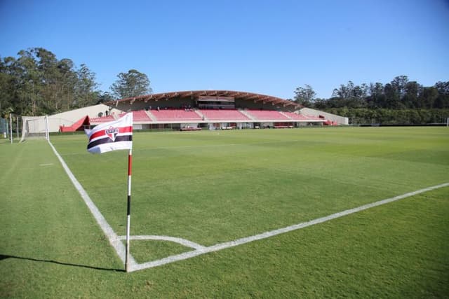 São Paulo inicia reforma em gramados de Cotia