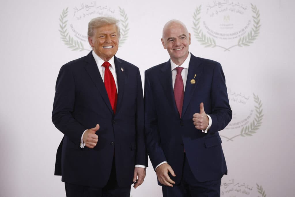 Gianni Infantino, presidente da Fifa, ao lado de Donald Trump, presidente dos Estados Unidos, em evento em Gaza - Yoan Valat/AFP