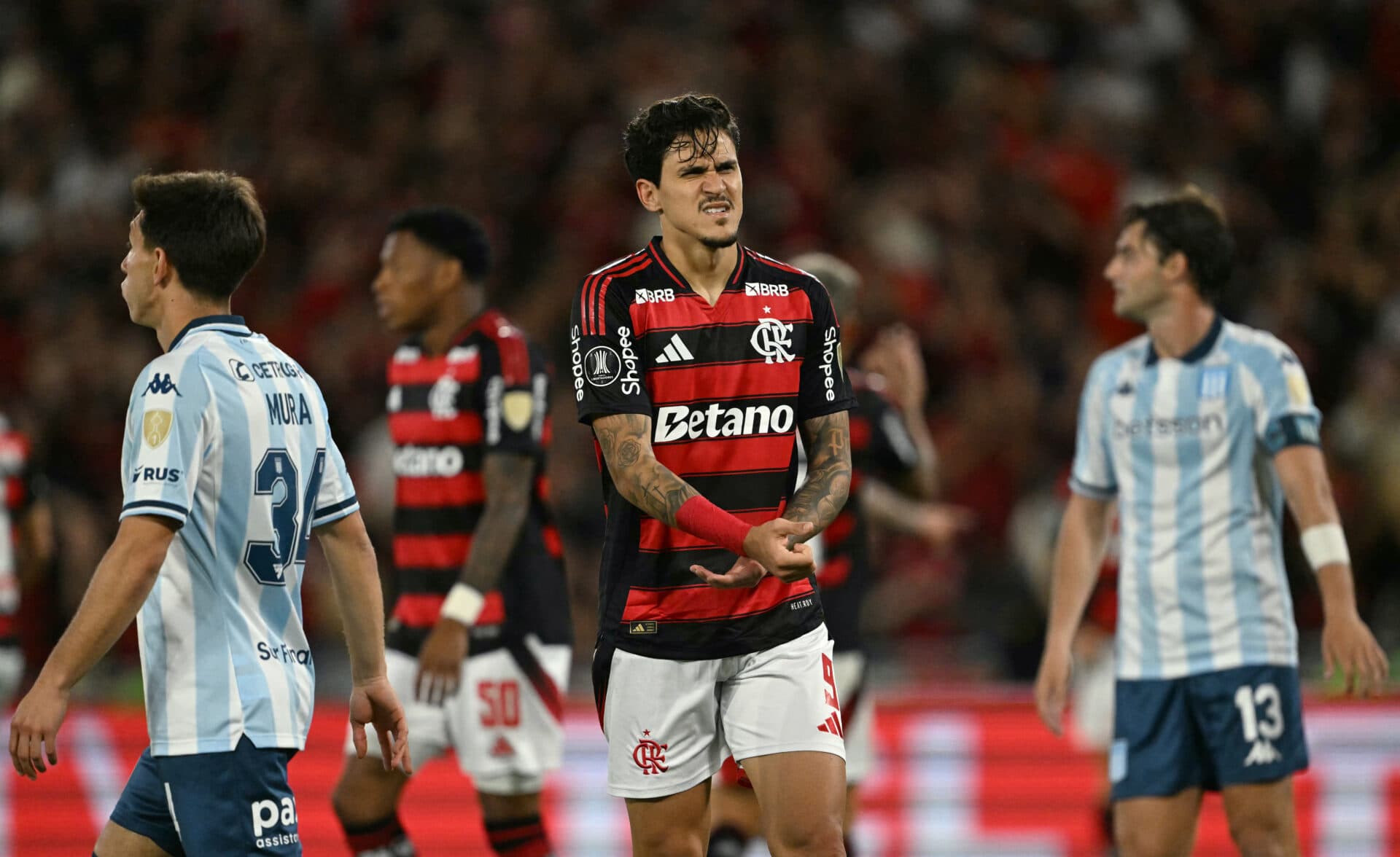 Pedro fratura o braço em Flamengo x Racing - Mauro PIMENTEL / AFP