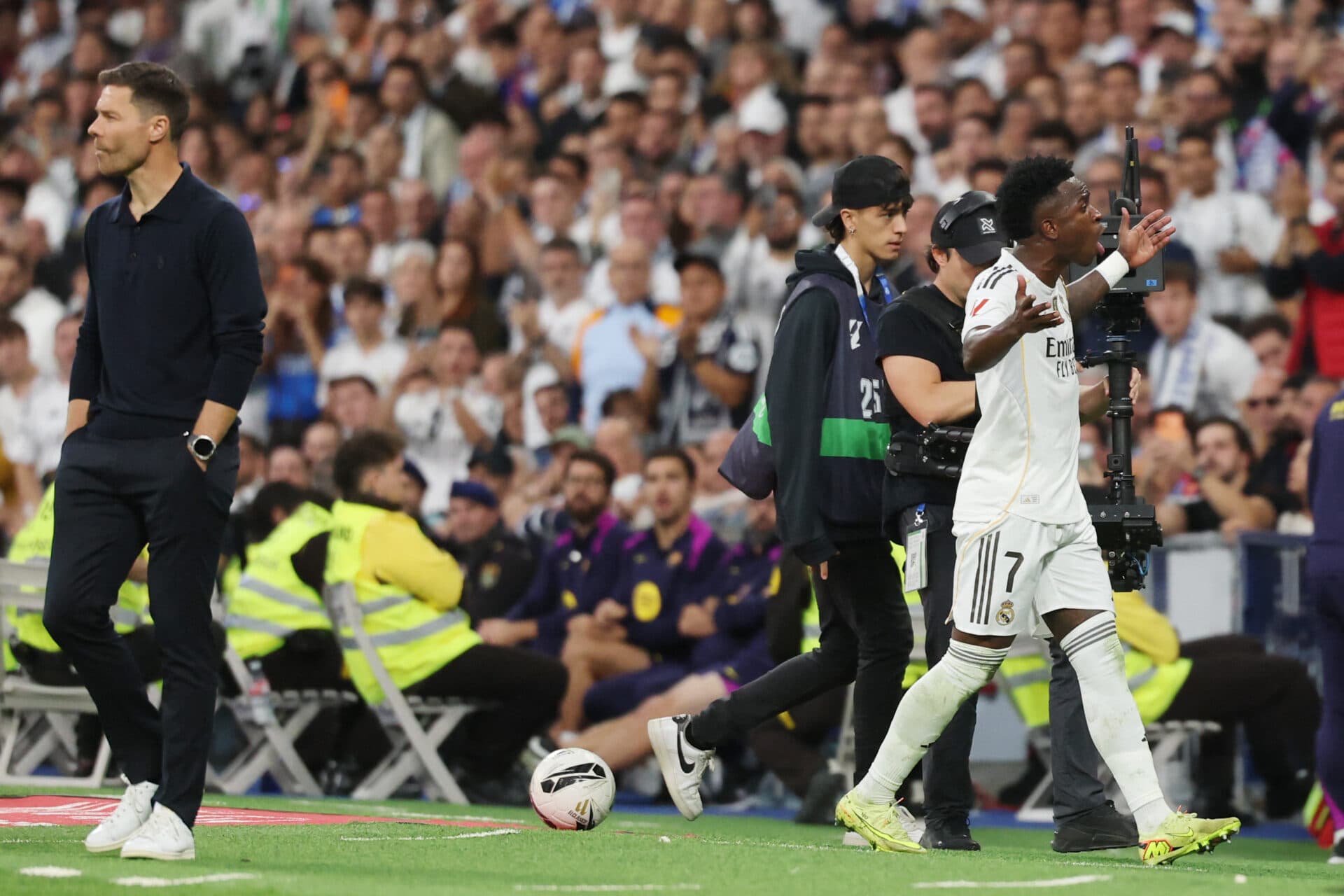 Vinicius Jr protestou contra a escolha de Xabi Alonso de substitui-lo no clássico - Oscar DEL POZO / AFP)