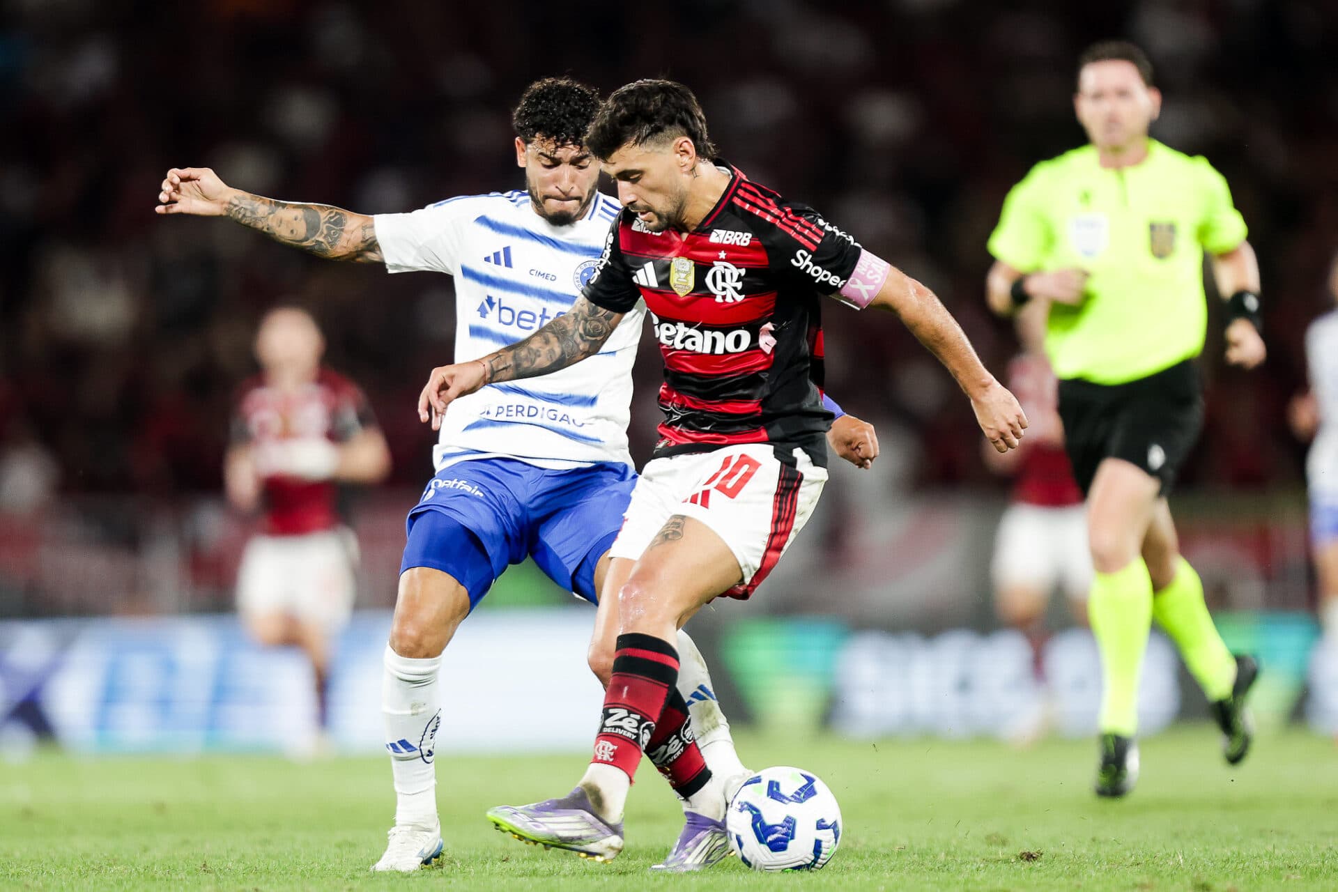 Rossi e Cássio brilham, e Flamengo e Cruzeiro só empatam em jogo tenso