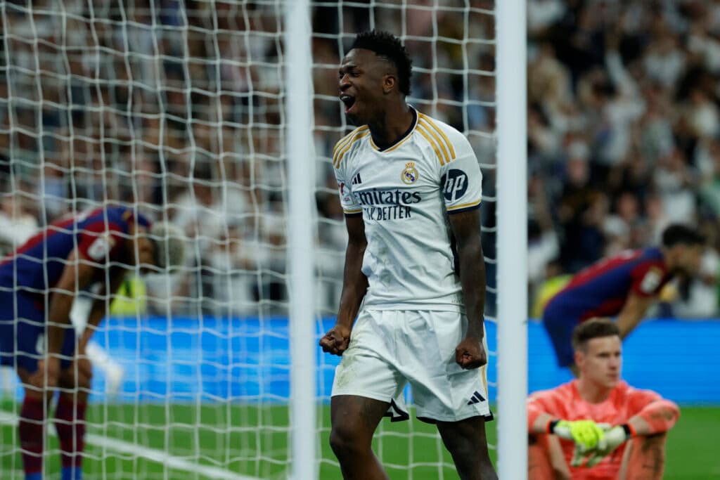 Vinicius Jr. marca diante do Barcelona em clássico de 2024 - EFE/Juanjo Martín