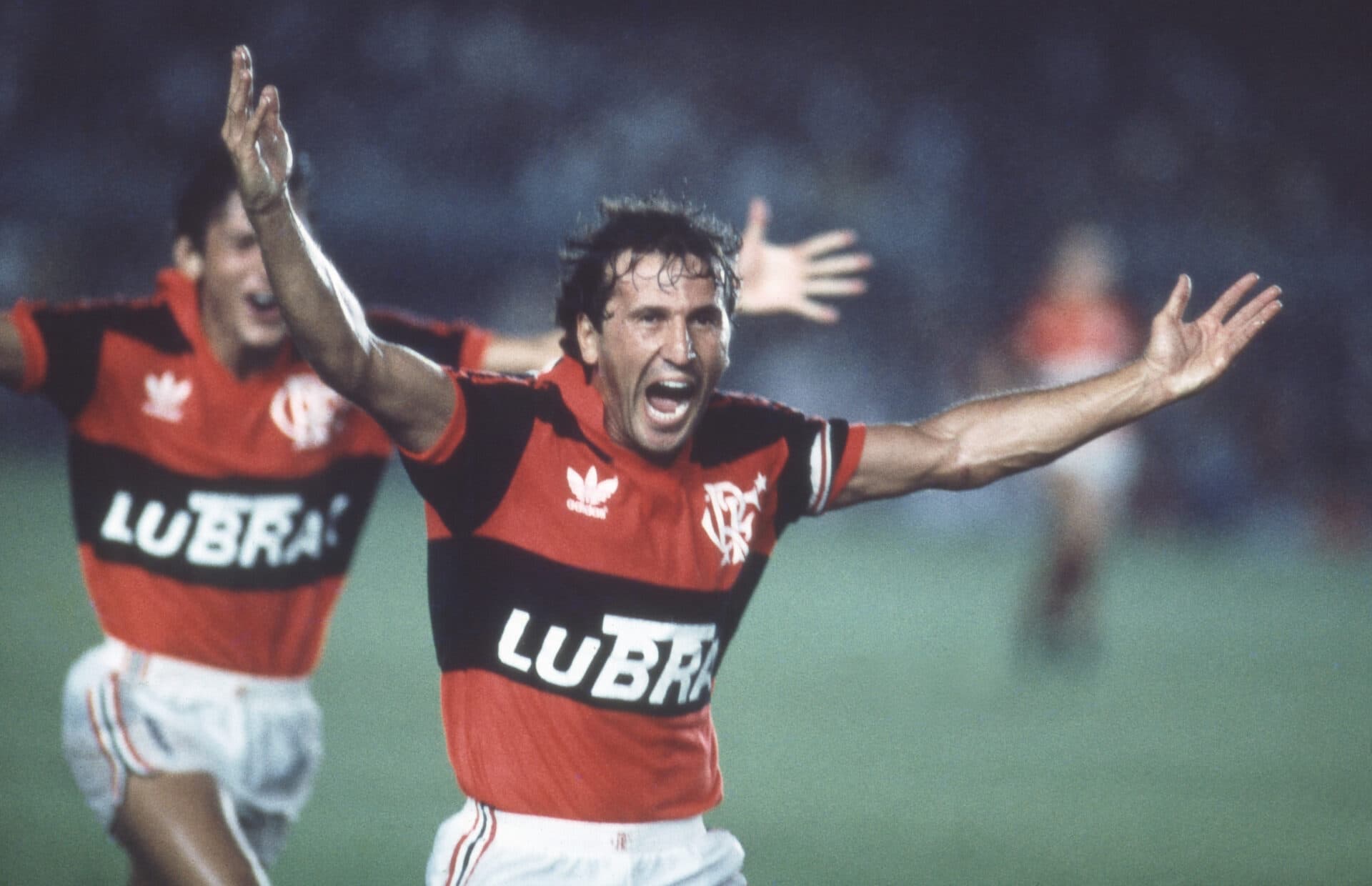 Zico, do Flamengo, comemorando gol contra o Botafogo, pelo Campeonato Carioca, no Maracanã - ACERVO/PLACAR