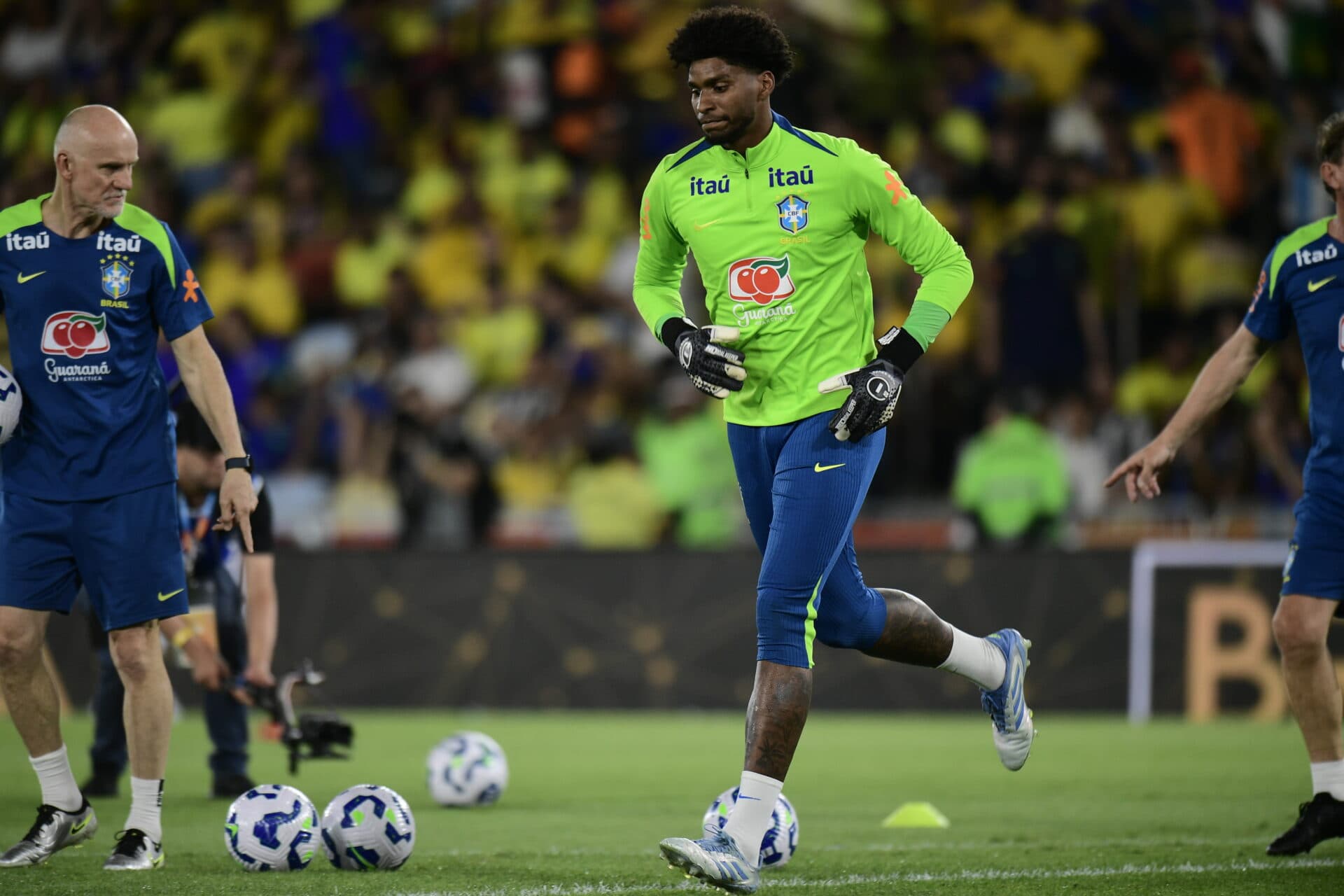 Hugo no aquecimento sob olhares atentos do tetracampeão Taffarel, preparador de goleiros da seleção - Alexandre Battibugli/Placar