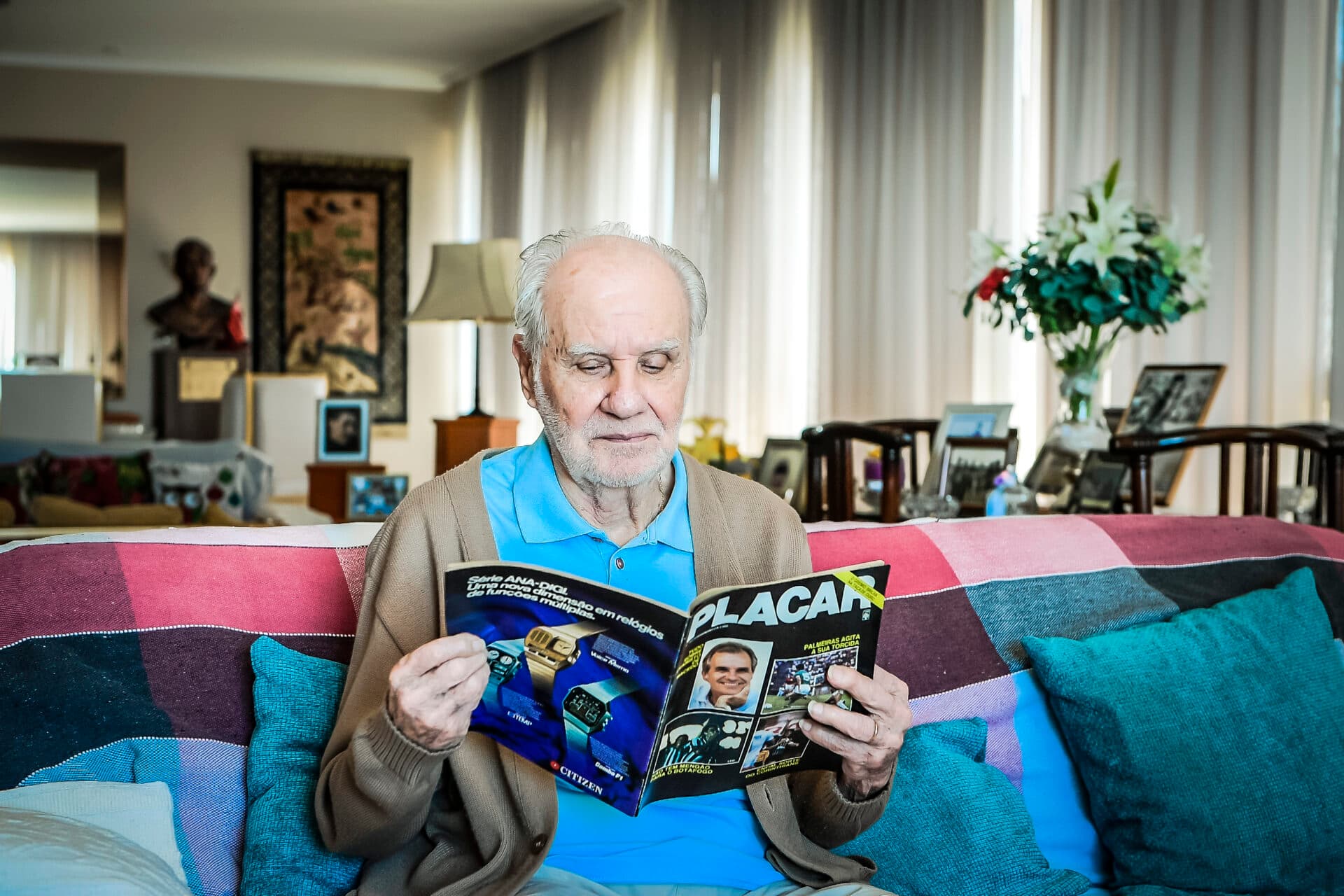 Folheando a histórica Placar de 1985 que guarda em um pequeno 'museu' em casa - Alexandre Battibugli/Placar