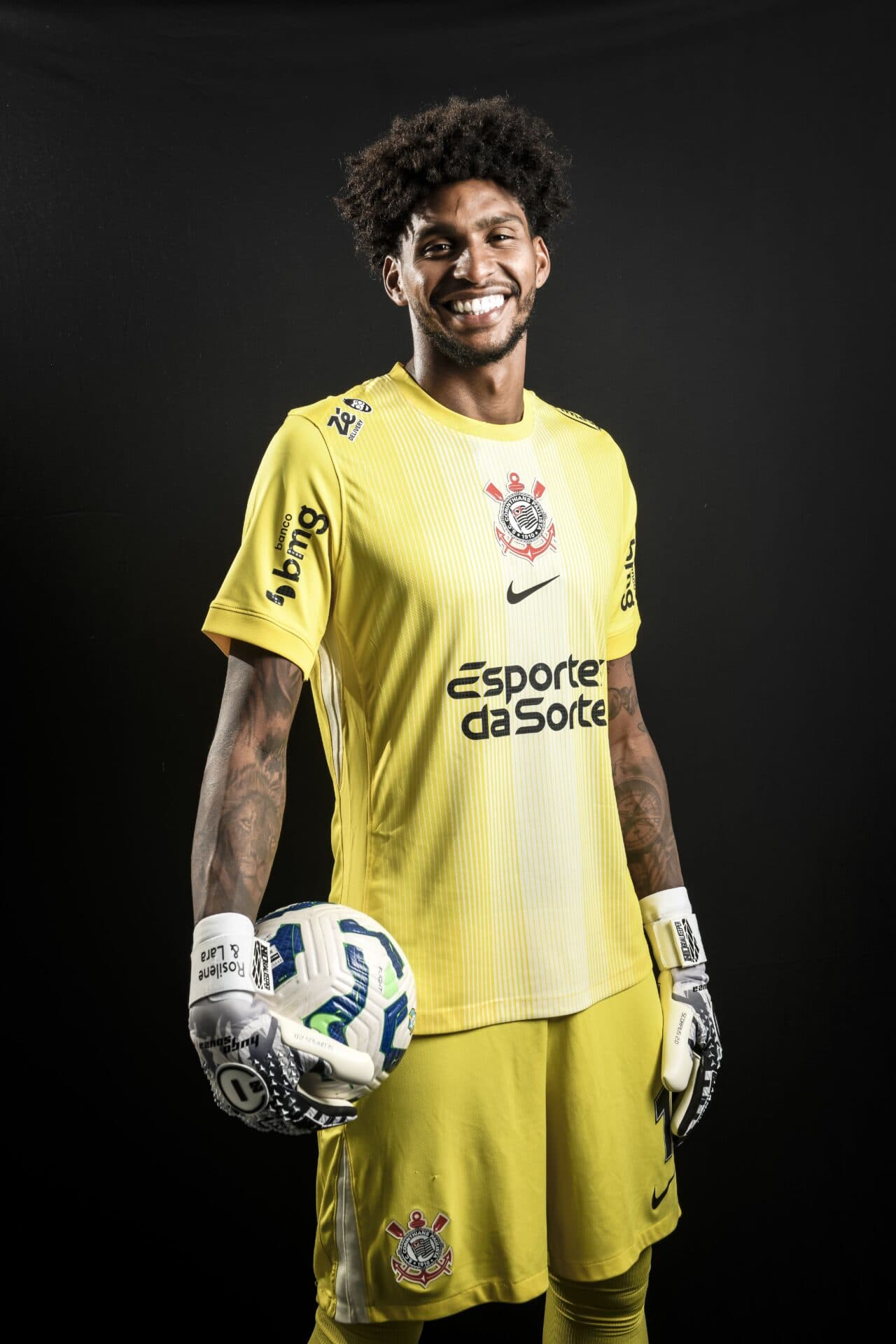 De volta após estrear pela seleção, camisa 1 virou referência em pouco mais de um ano no clube - Alexandre Battibugli/Placar