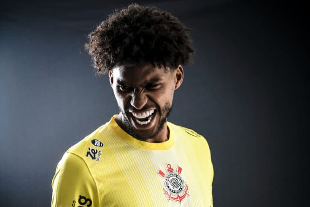 Hugo Souza faz juras de amor eterno ao Corinthians: ‘Verde, nunca mais’