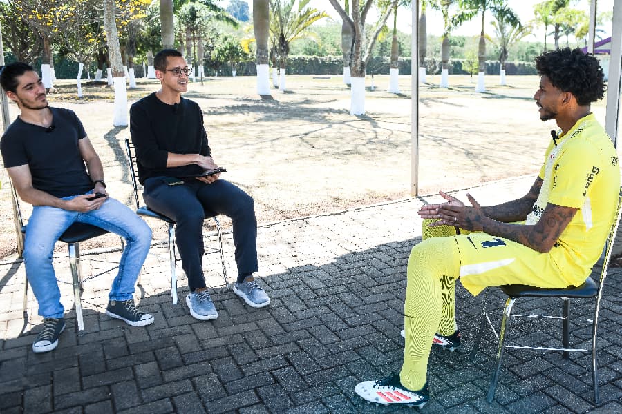 Hugo com os repórteres Enrico Benevenutti e Klaus Richmond - Alexandre Battibugli/Placar