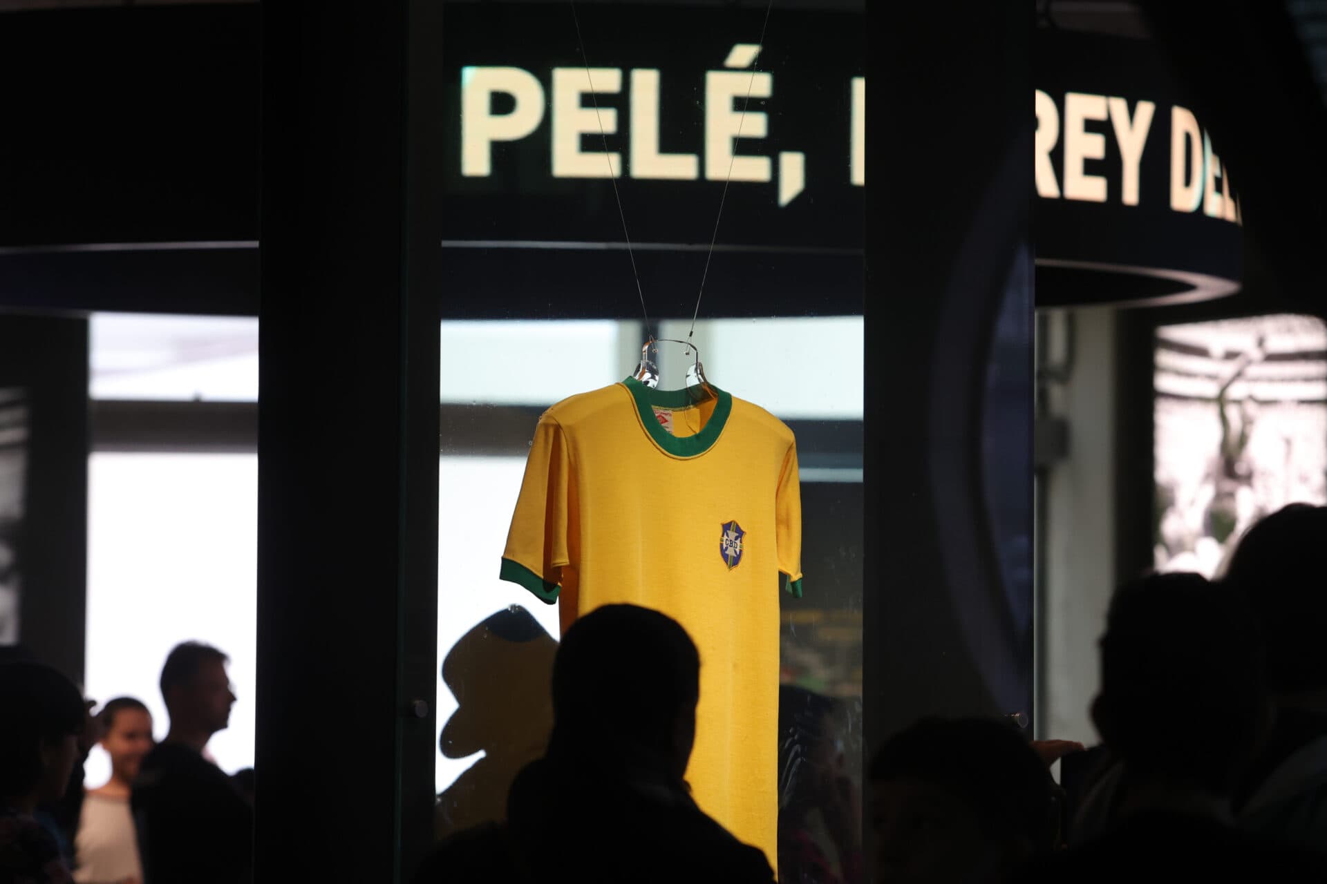 Camisa usada por Pelé na final da Copa de 1970 volta a ser exibida no Museu do Futebol