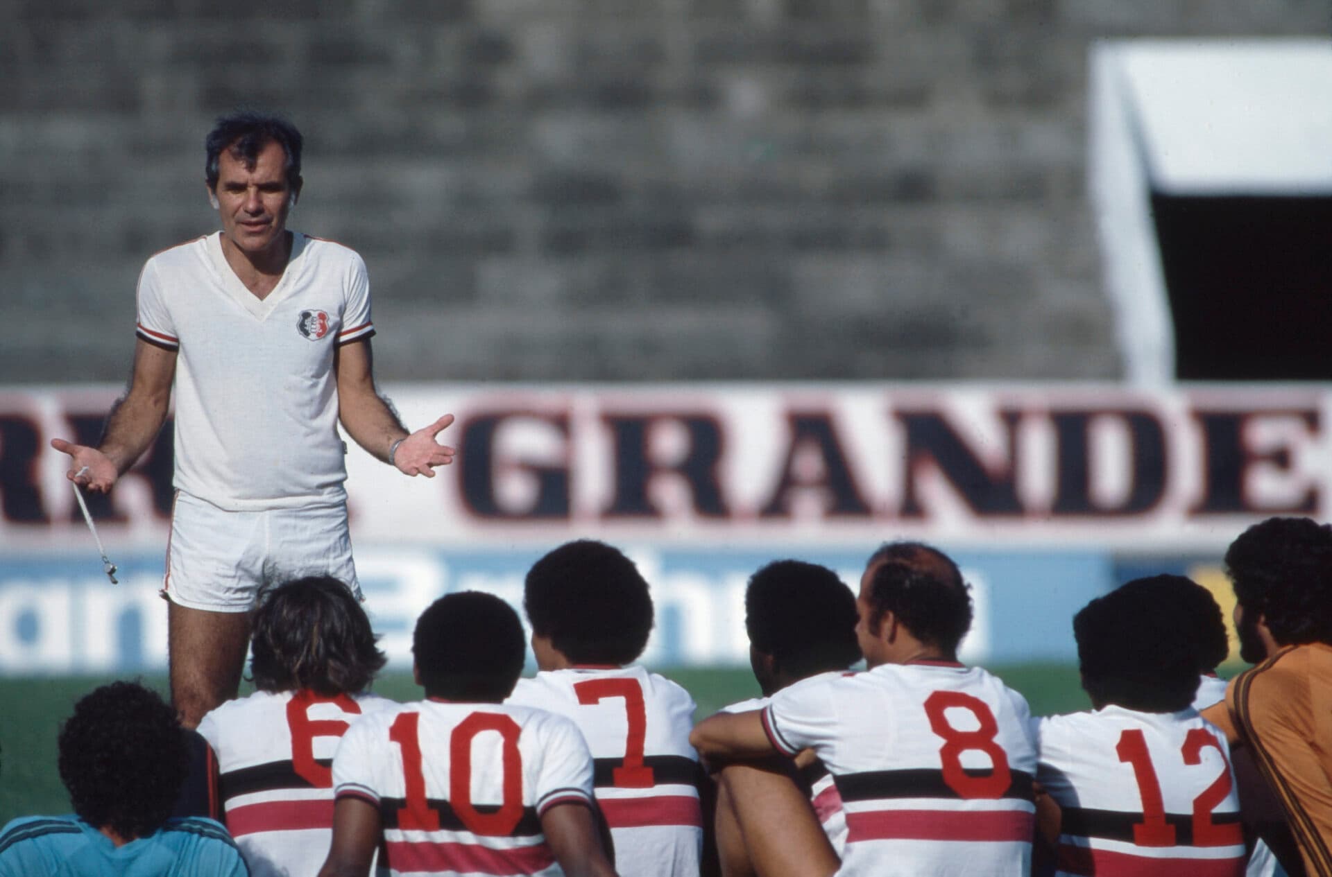 Em uma das passagens como técnico pelo Santa Cruz, na década de 1970 - Silvio Ferreira/Placar