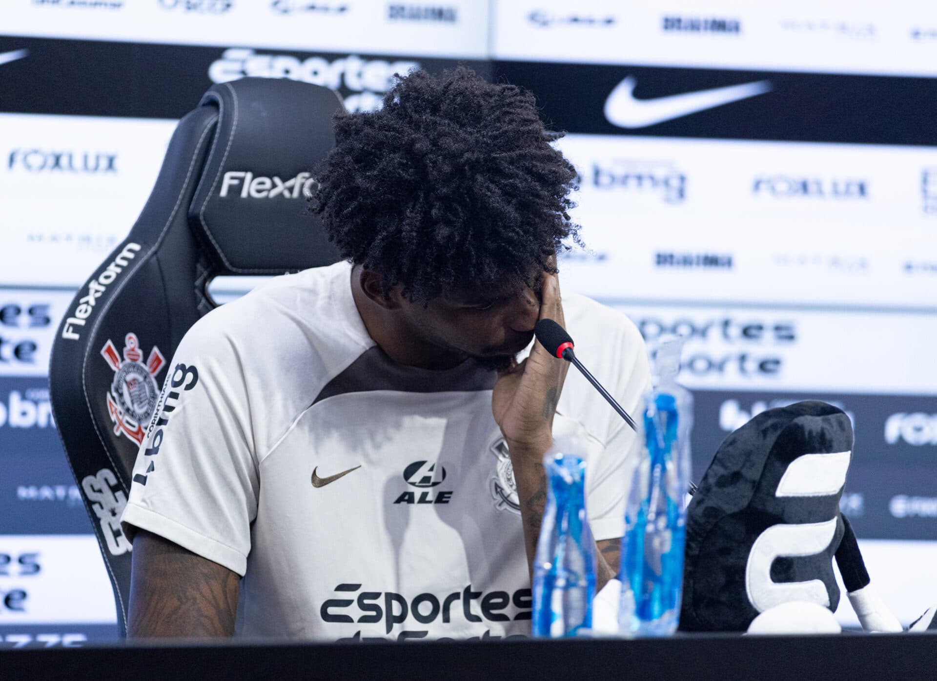 Depois de tempos difíceis, Hugo emocionado durante uma entrevista no fim do último ano - Rodrigo Coca/Agência Corinthians
