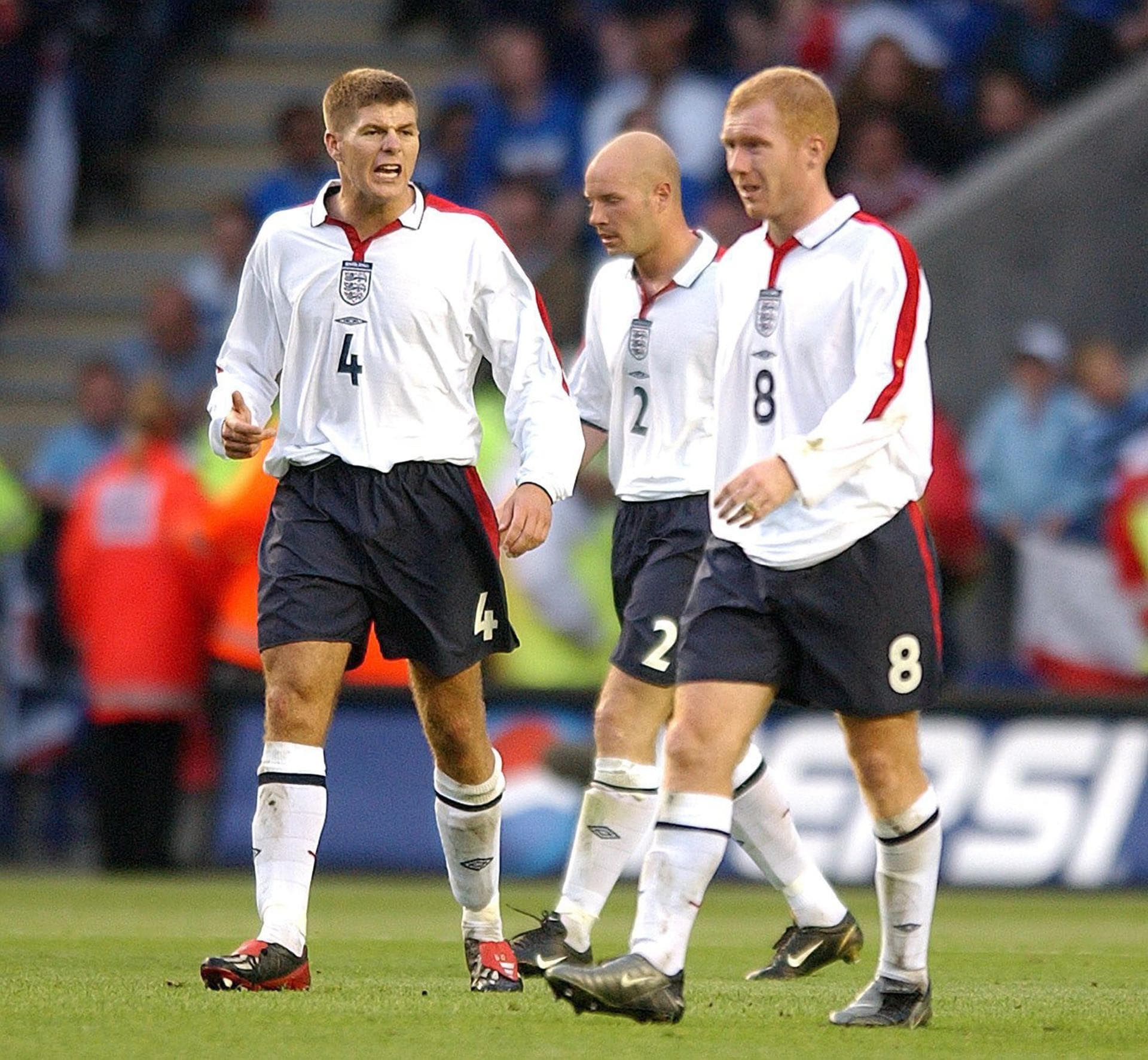 Gerrard, Scholes e Nick Butt em 2003;. companheiros em campo, mas com pouco diálogo fora dele - Rui Vieira/EFE