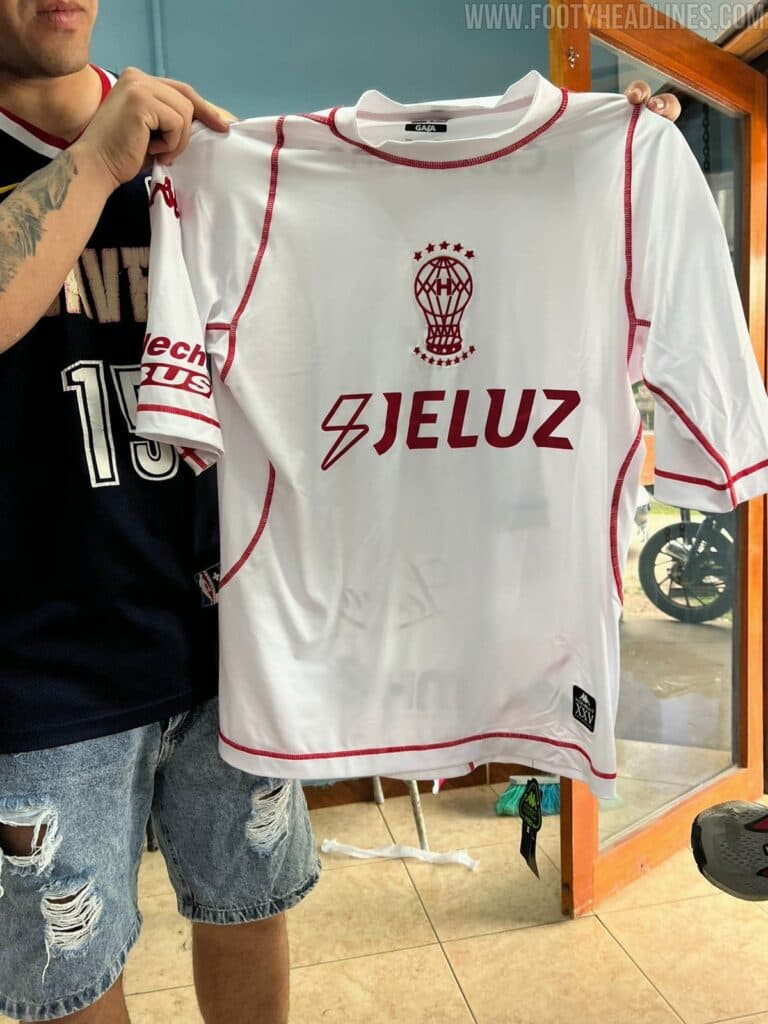 Camisa do Huracán foi divulgada pelo perfil '@LaVozQuemeraOK