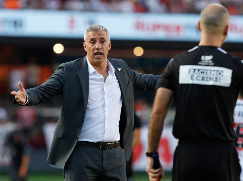 São Paulo: Cotia tem campo esburacado e situação revolta Crespo