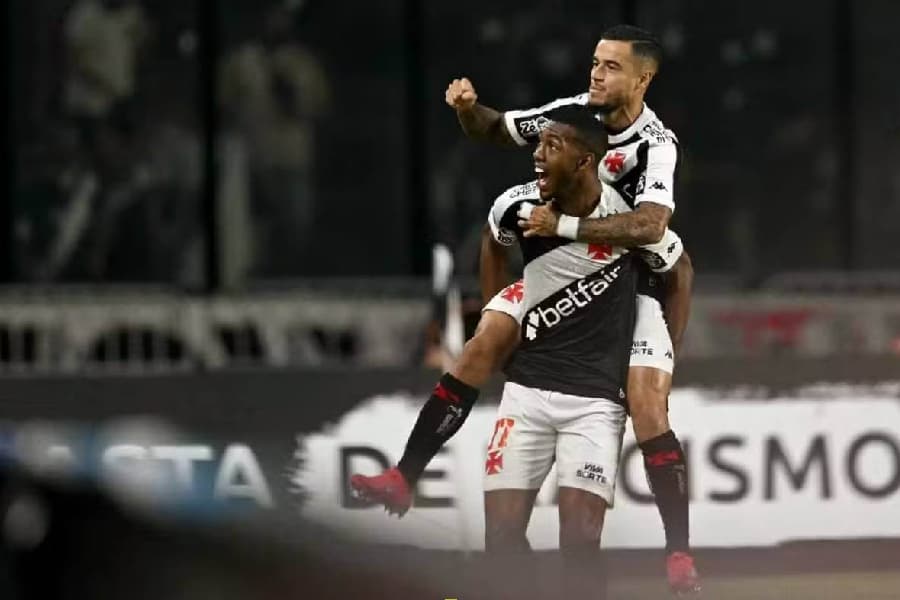 Rayan e Coutinho brilham no Vasco de Fernando Diniz - Mauro Pimentel / AFP