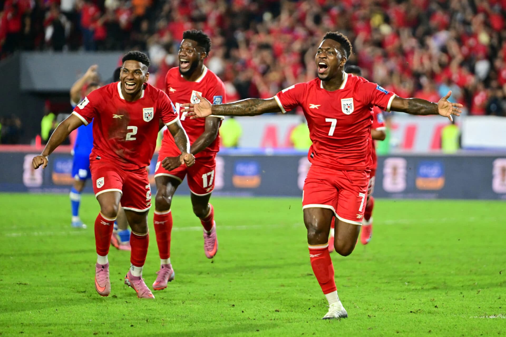 Panamenho Jose Rodriguez comemora um dos gols que garantiu a classificação do país - Martins Bernetti/AFP