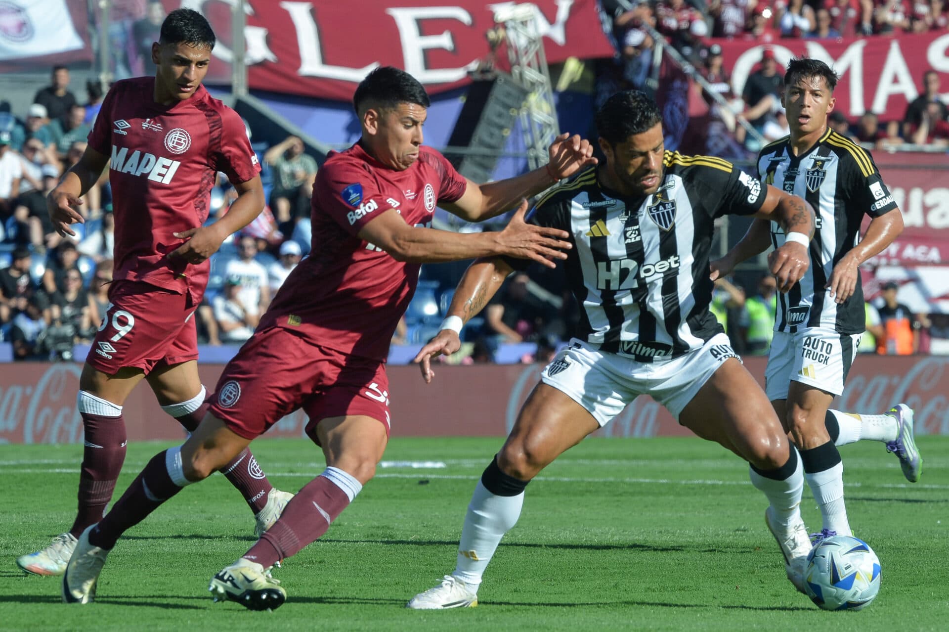 Lanús e Galo em ação pela final da Copa Sul-Americana - DANIEL DUARTE / AFP