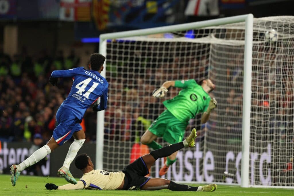 Estêvão marcou um golaço no triunfo do Chelsea sobre o Barcelona - @ChampionsLeague/x