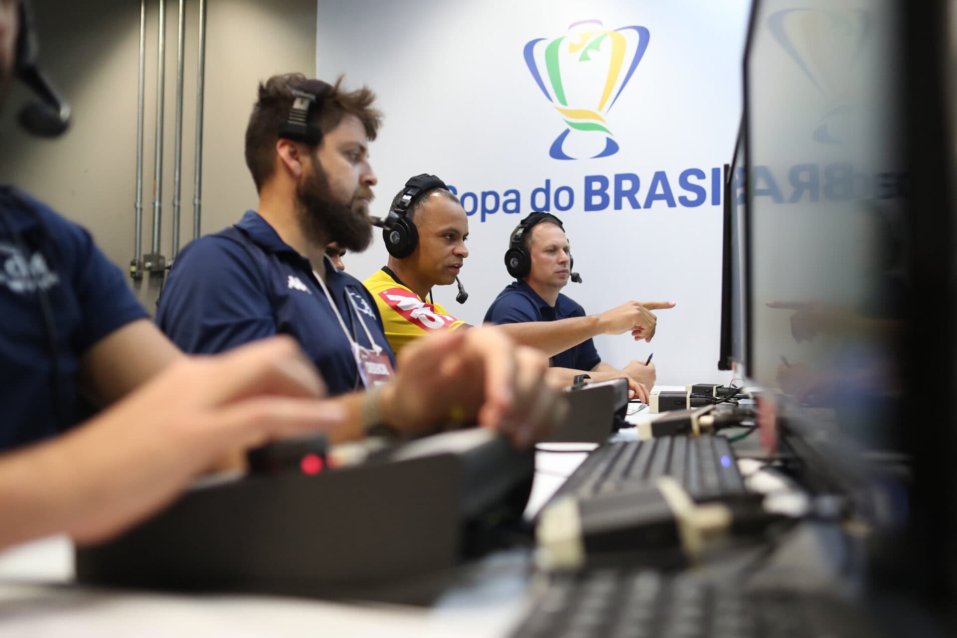 'É um amontoado de gente diante de telas, opinando sem critério e sem convicção', diz o ex-árbitro - Divulgação/CBF