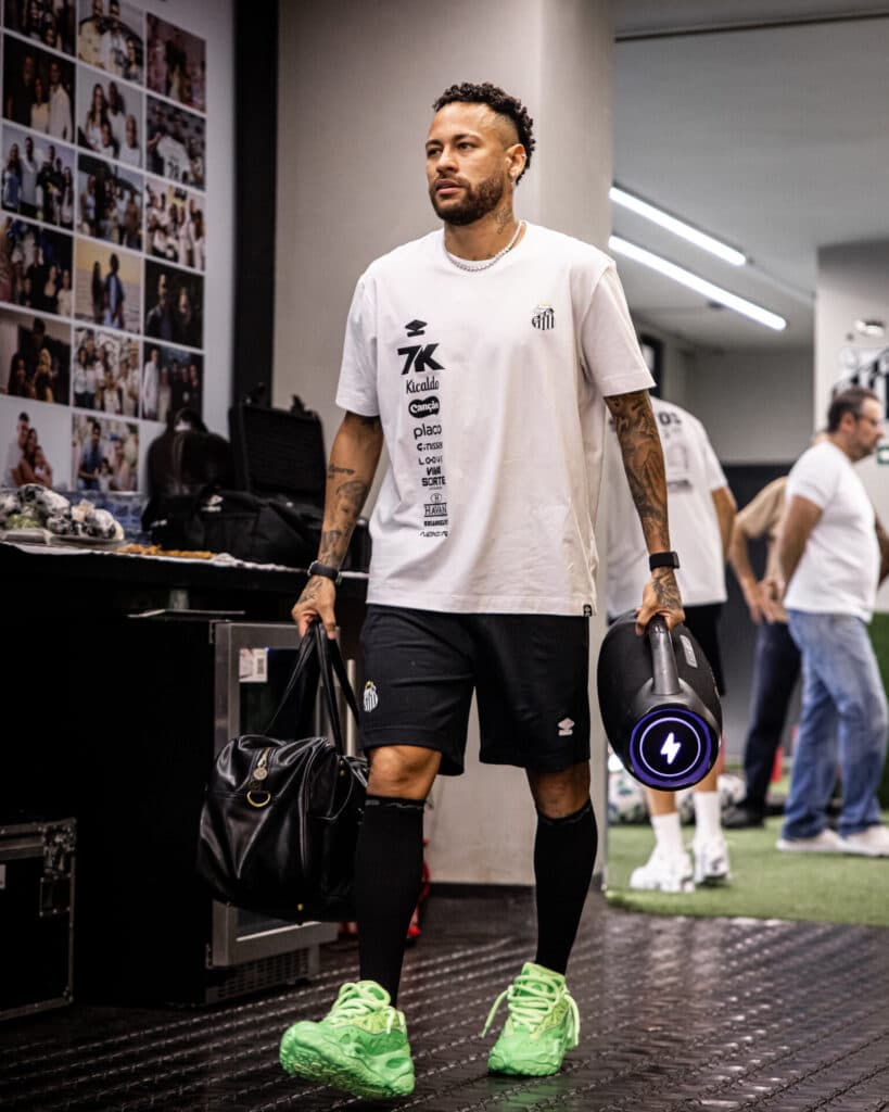 Neymar chega ao vestiário do Santos - Raul Baretta/ Divulgação/Santos FC
