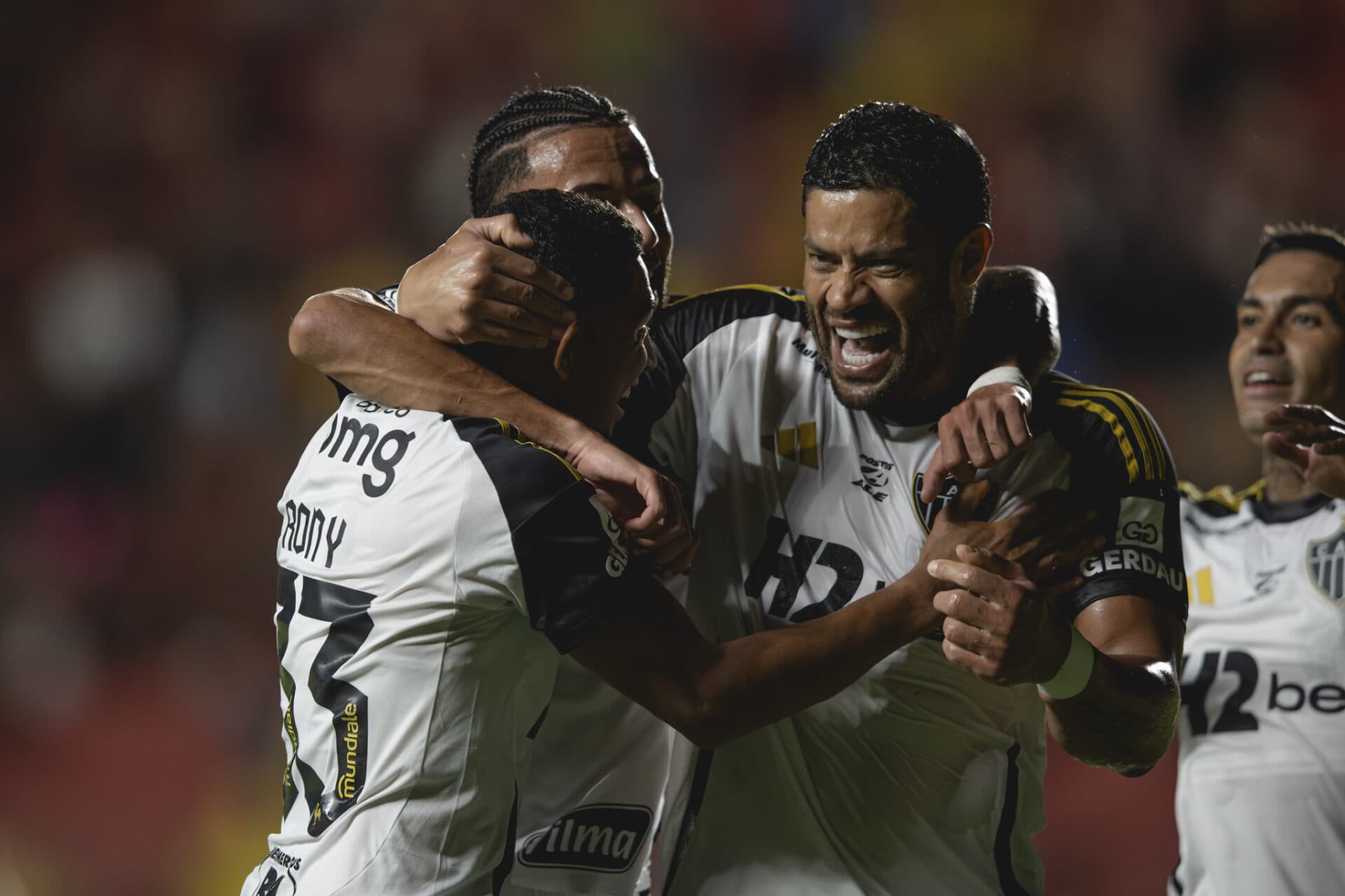 Atlético-MG vira na Ilha do Retiro e Sport fica à beira da queda