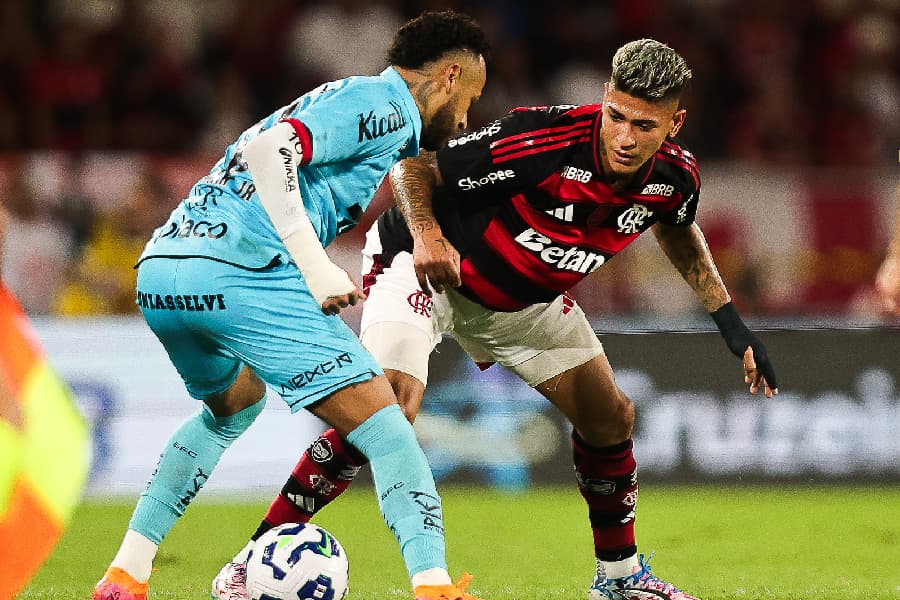Neymar e Carrascal em ação em Flamengo x Santos no Maracanã - Gilvan de Souza/Flamengo