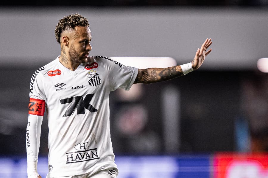 Neymar sente dor no joelho e desfalca Santos contra Inter