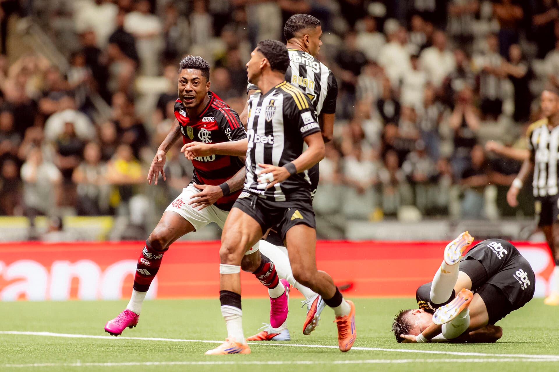 Bruno Henrique marca, Flamengo empata com Galo e se aproxima do título