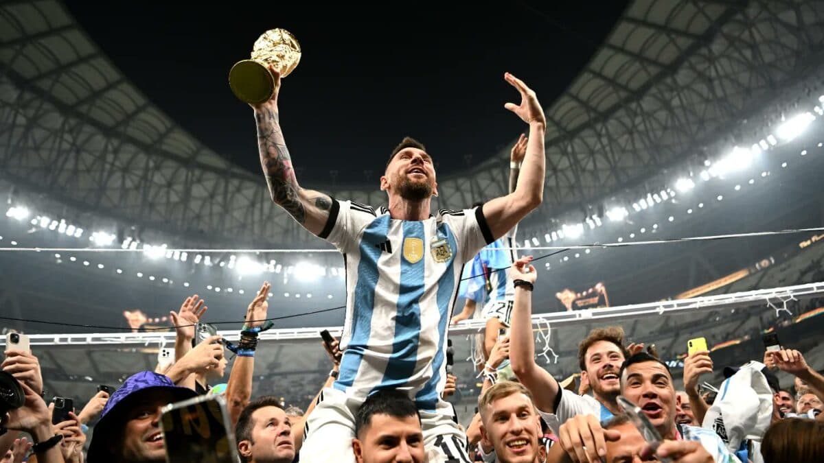 Troféu da Copa do Mundo erguido por Messi na final de 2022 vai a leilão