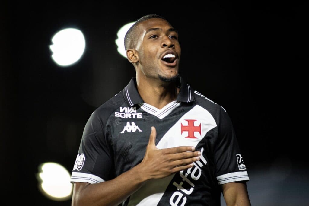Rayan comemora um dos cinco gols do Vasco na partida - Divulgação/Vasco