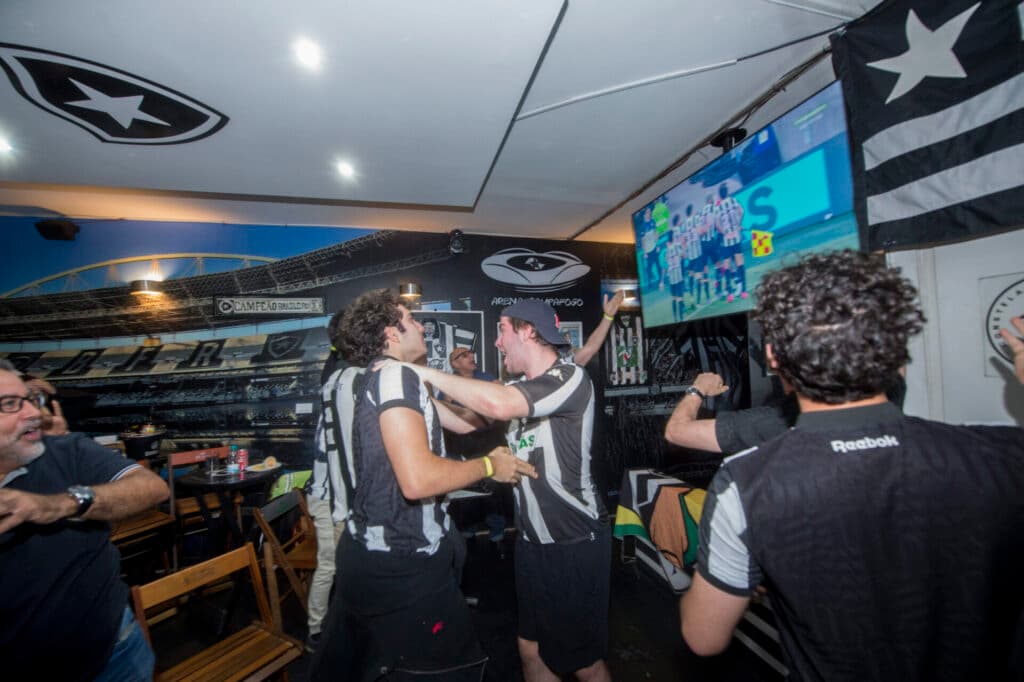 Pesquisa mostra quantos jogos o brasileiro assiste por semana