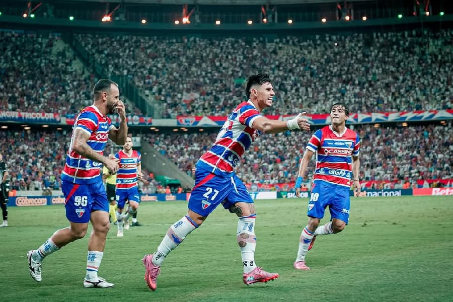 De falha bizarra a golaço, Fortaleza e Grêmio empatam em jogo eletrizante