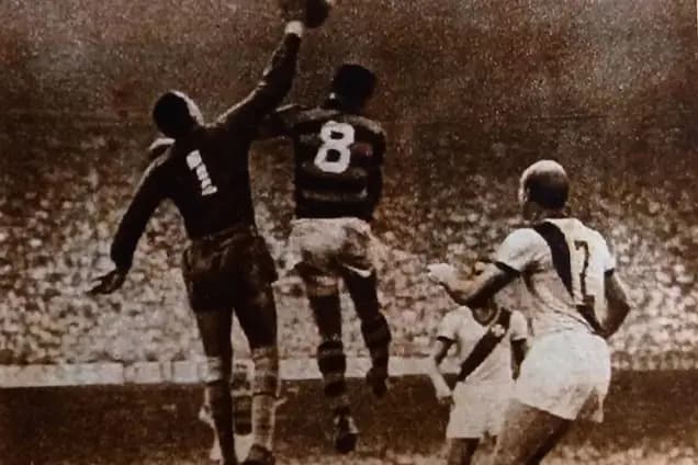 Barbosa em saída característica durante uma partida contra o Flamengo, no Maracanã - Reprodução/Arquivo pessoal