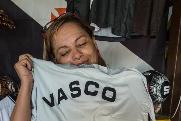 Tereza Borba exibe orgulhosa as relíquias que herdou de Barbosa - Kaio Lakaio/Placar