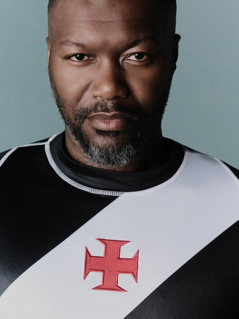 Djibril Cissé com a nova camisa do Vasco - Kappa/Divulgação