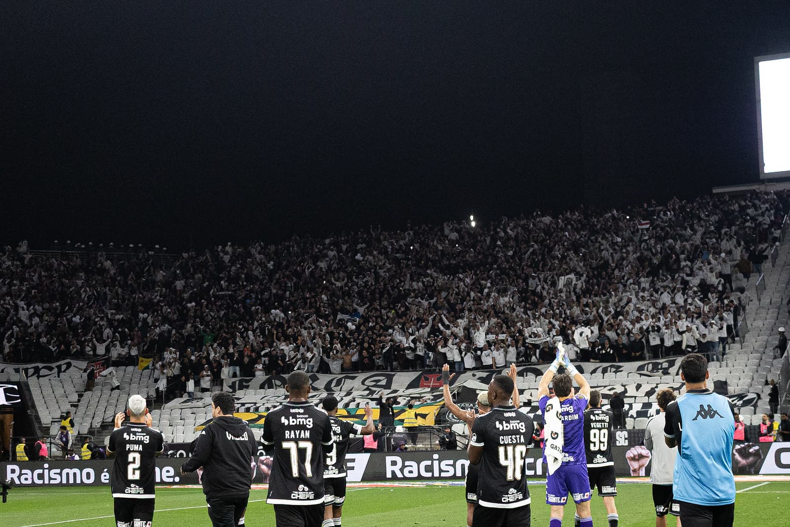Jogadores do Vasco cumprimentam a torcida na Neo Química Arena após empate com o Corinthians - Matheus Lima/Vasco