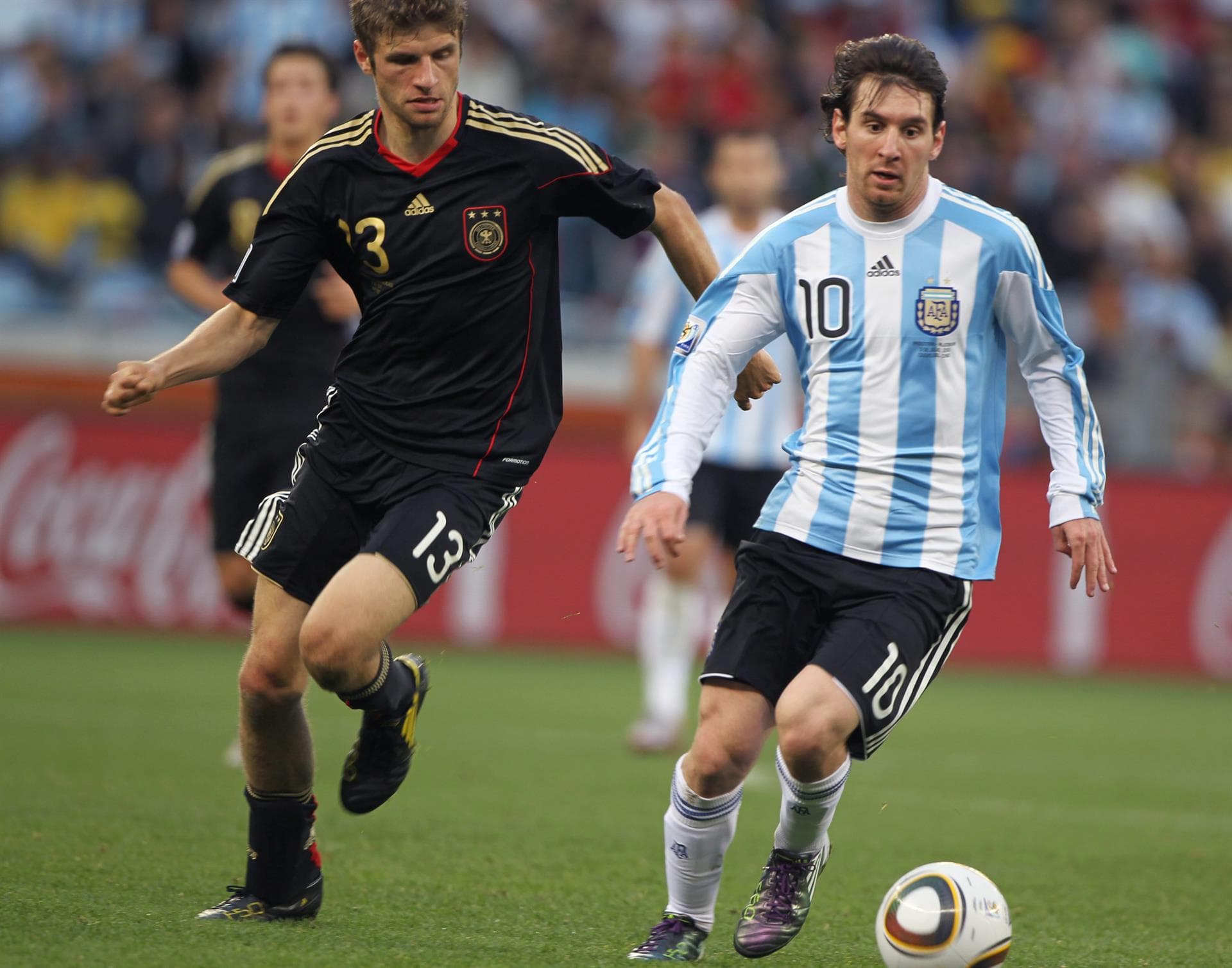Thomas Müller e Lionel Messi na derrota argentina por goleada na Copa do Mundo de 2010 - EFE/Cézaro De Luca