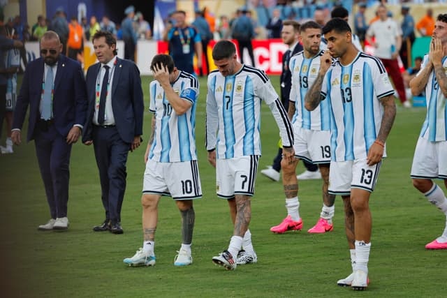 Briga na final, racismo e mais: Fifa pune Argentina por episódios ocorridos na Copa