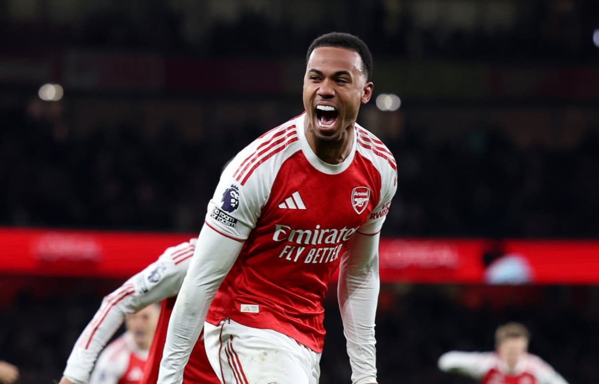 Arsenal atropela e se mantém na liderança da Premier League