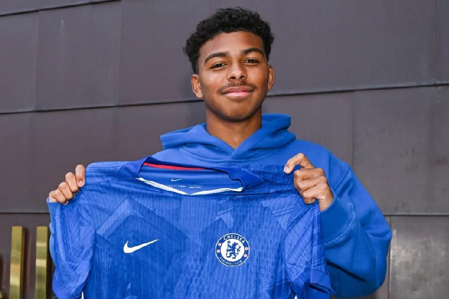 Isago Silva, de 17 anos, é lateral-esquerdo - Reprodução/Instagram/@chelesaacademy