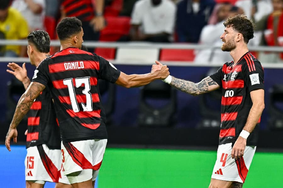 Léo Pereira (dir.) fez o primeiro e Danilo, o segundo para o Flamengo contra Pyramids - NOUSHAD THEKKAYIL/EFE