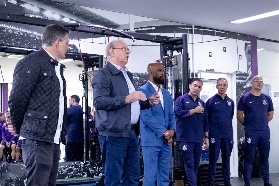 Vice do Corinthians se desculpa por xingar torcedores: ‘Errei’