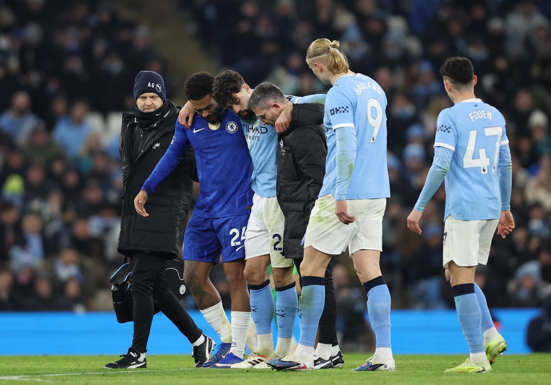 Machucado, Gvardiol deixou o campo auxiliado por jogadores do City e do Chelsea - Adam Vaughan/EFE