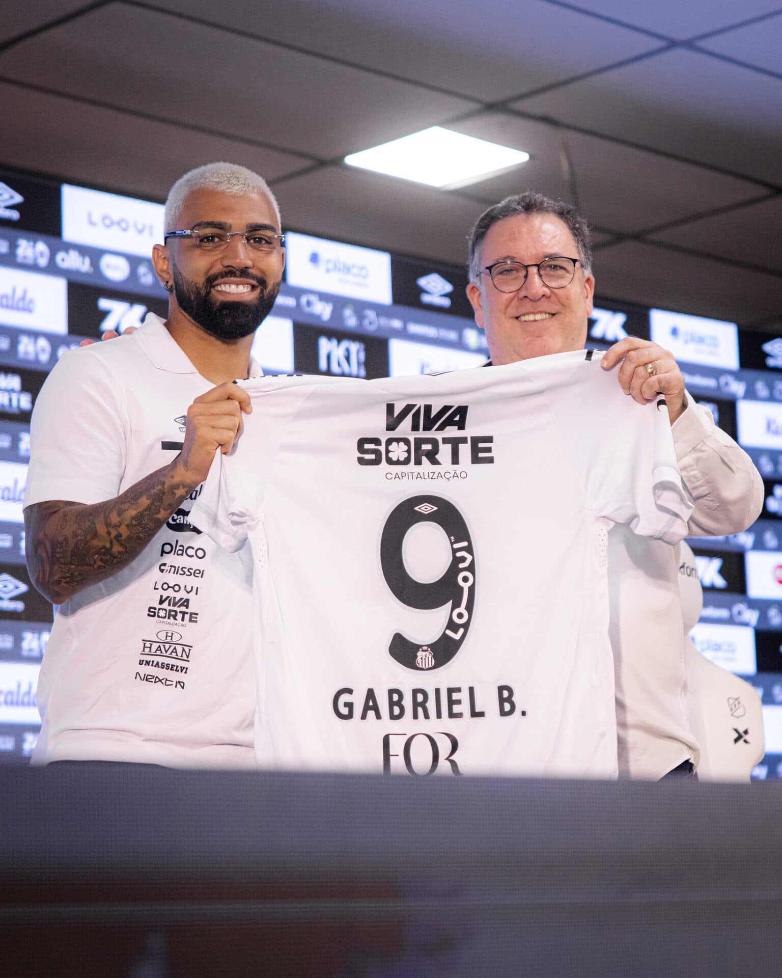 Gabigol, com a camisa 9, ao lado do presidente do clube, Marcelo Teixeira - Raul Baretta/Santos FC