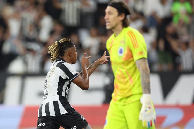 Botafogo goleia Cruzeiro com dois gols de Danilo na abertura do Brasileirão