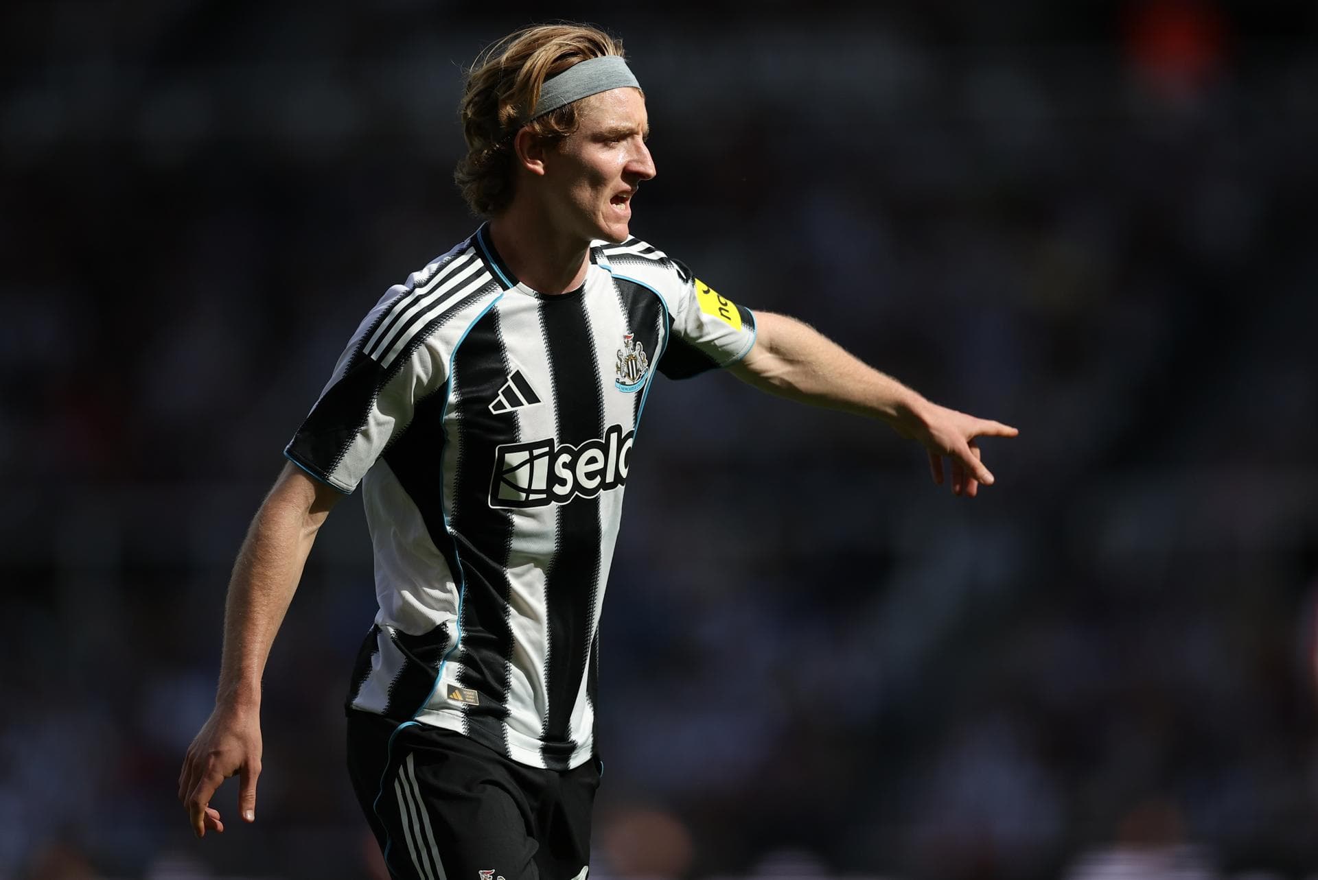 Barcelona monitora Anthony Gordon, do Newcastle; entenda
