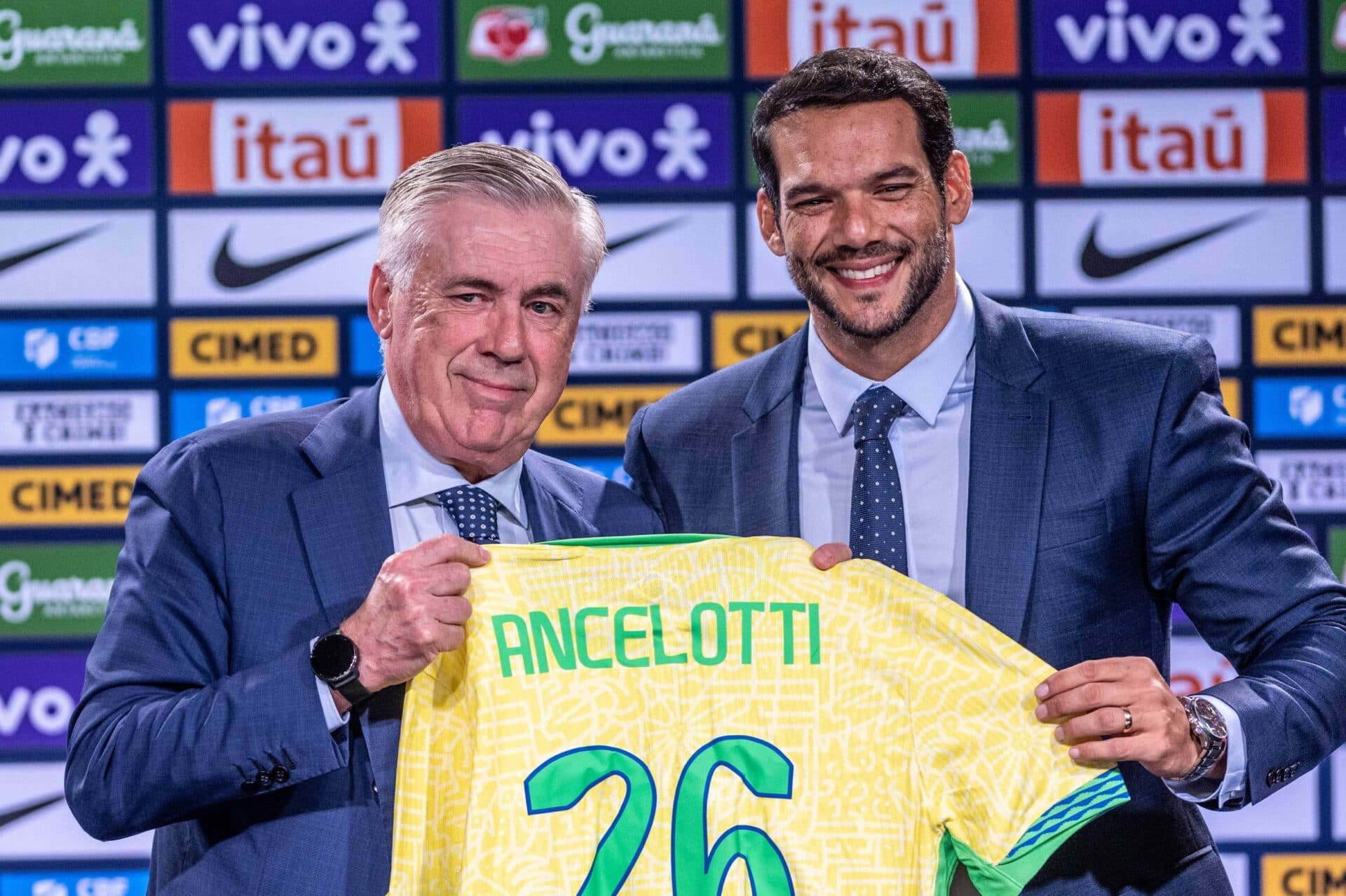 Carletto e o presidente da CBF, Samir Xaud; contrato vai até o fim da Copa do Mundo - Rafael Ribeiro/CBF